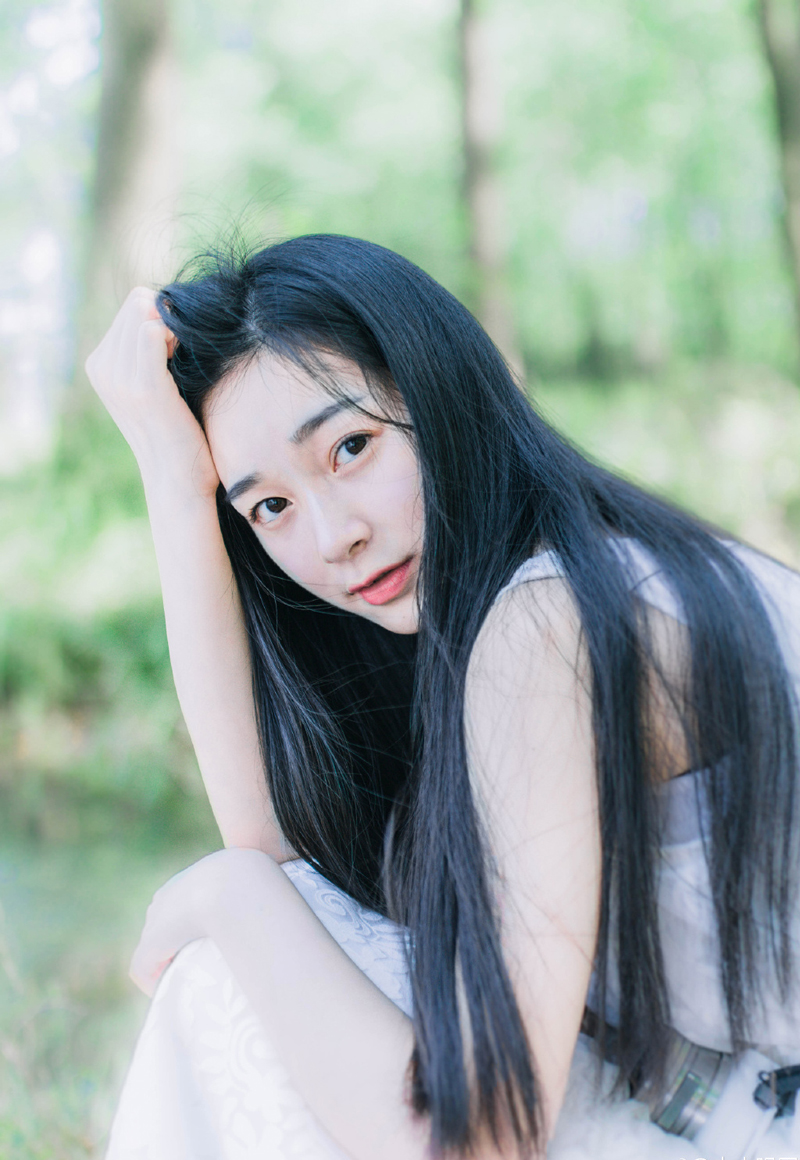 有一天友谊和爱情碰见。爱情问友谊：世上有我了，为什么还要有你的存在？友谊笑着说：爱情会让人们流泪，而友谊的存在就是帮人们擦干眼泪。朋友就是：偶尔会为你忧虑给你关心替你懆心想你开心逗你开心请你放心。